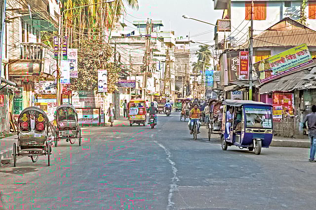 বরিশাল শহরের হাসপাতাল রোড নামের এ সড়কটিকে মহাপরিকল্পনায় ৮০ ফুট প্রশস্ত ধরা হয়েছে। কিন্তু এখন সড়কের প্রশস্ততা ৫০ ফুটের মতো। এখনই পরিকল্পনা বাস্তবায়ন না হলে এ রকম অনেক সড়ক আর প্রশস্ত করা যাবে না l প্রথম আলো