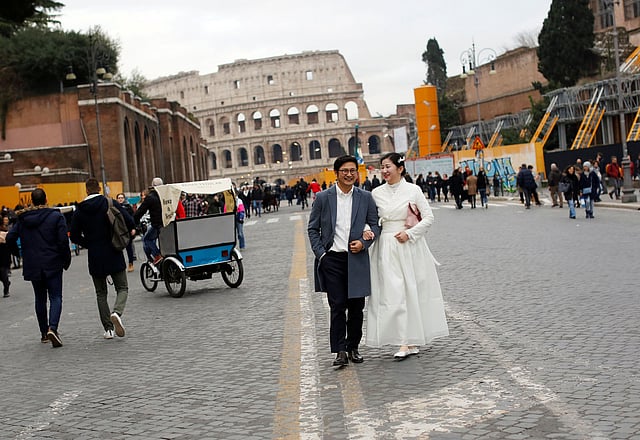 সদ্য বিবাহিত দম্পতি। কোলোসিয়াম, রোম, ইতালি, ৩০ ডিসেম্বর। ছবি: রয়টার্স
