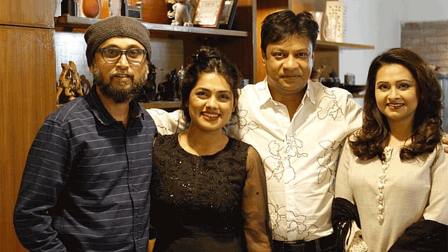 অভিনয়শিল্পী বিজরী বরকতুল্লাহ, ইন্তেখাব দিনারের সঙ্গে নুসরাত ইমরোজ তিশা ও মোস্তফা সরয়ার ফারুকী। ছবি: সংগৃহীত