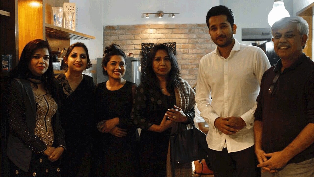 নতুন বছরকে স্বাগত জানাতে নুসরাত ইমরোজ তিশা ও মোস্তফা সরয়ার ফারুকীর বনানীর বাসায় ভিন্নধর্মী আয়োজনে কলকাতার জনপ্রিয় নায়ক পরমব্রত, অভিনয়শিল্পী বিপাশা হায়াত, কথাসাহিত্যিক আনিসুল হকসহ অনেকেই। ছবি: সংগৃহীত