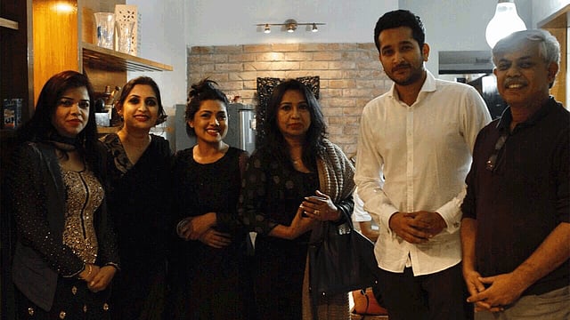 নতুন বছরকে স্বাগত জানাতে নুসরাত ইমরোজ তিশা ও মোস্তফা সরয়ার ফারুকীর বনানীর বাসায় ভিন্নধর্মী আয়োজনে কলকাতার জনপ্রিয় নায়ক পরমব্রত, অভিনয়শিল্পী বিপাশা হায়াত, কথাসাহিত্যিক আনিসুল হকসহ অনেকেই। ছবি: সংগৃহীত