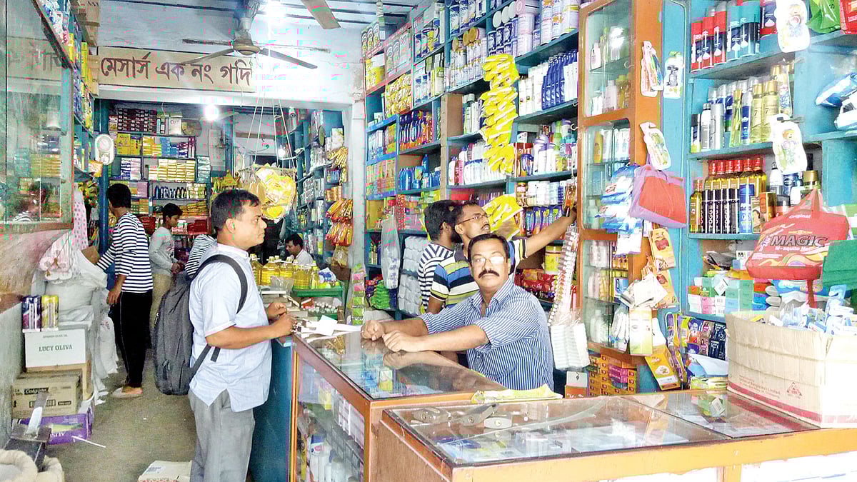 রাজশাহীর আরডিএ মার্কেটে ব্যতিক্রমধর্মী মুদি দোকান ‘মেসার্স এক নম্বর গদি’ l প্রথম আলো