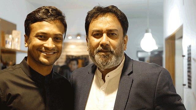 তিশার বাসায় বর্ষবরণের পার্টিতে সপরিবারে উপস্থিত ছিলেন ক্রিকেটার সাকিব আল হাসান। নতুন লুকে অভিনয়শিল্পী জাহিদ হাসানের সঙ্গে সাকিব। ছবি: সংগৃহীত