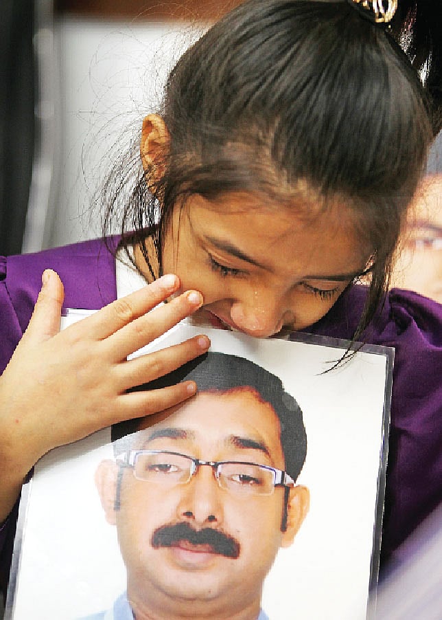 নিখোঁজ বাবা সাজেদুল ইসলামের অপেক্ষায় মেয়ে আরওয়া ইসলাম। ছবি: সাজিদ হোসেন