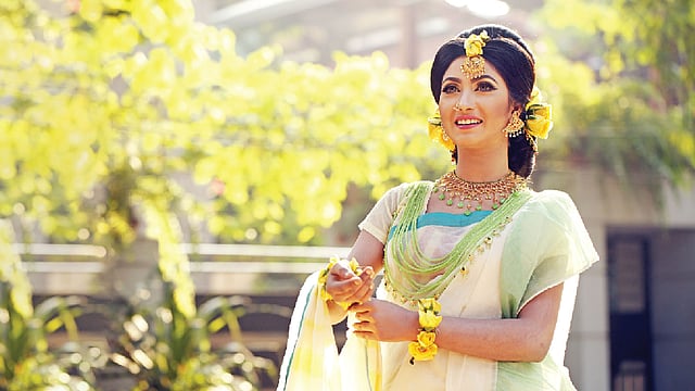 গায়েহলুদের অনুষ্ঠানে শাড়ি পরার ঢং আর ফুলের গয়না বদলে দিতে পারে কনের সাজ। মডেল: সুমি, শাড়ি: বিবি প্রডাকশন, সাজ: তানজিমা শারমীন