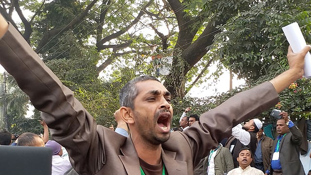 শিক্ষামন্ত্রীর দেওয়া আশ্বাস প্রত্যাখ্যান করে অনশন চালিয়ে যাওয়ার সিদ্ধান্ত নিয়েছেন নন এমপিওভুক্ত শিক্ষকেরা। শিক্ষামন্ত্রীকে ঘোষণা দেওয়ার দাবি জানান তাঁরা। একই সঙ্গে প্রধানমন্ত্রীর কাছ থেকেও বার্তা চান। জাতীয় প্রেসক্লাব, ঢাকা, ২ জানুয়ারি, ২০১৮। ছবি: মোশতাক আহমেদ