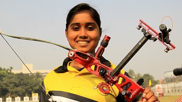 বাল্যবিবাহ ঠেকিয়ে দেওয়া ইতি এখন জাতীয় পর্যায়ের আর্চার। ছবি: শামসুল হক