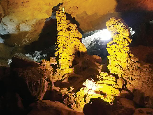 সাং সত গুহার ভেতরের একটি অংশ