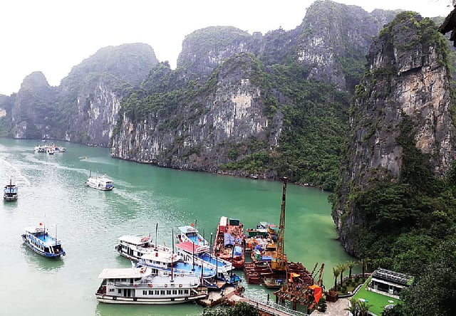 এমন নৌযানে চড়ে হালং বে–তে ঘোরা যায়