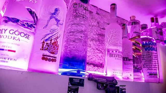 ভদকার বোতলটি চুরি হওয়ার পর বারে সেই জায়গা খালি পড়ে আছে। ছবি: এএফপি