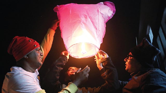 বছরের শেষ রাতে ফানুস ওড়ানো