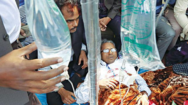 এমপিওভুক্তির দাবিতে সম্প্রতি জাতীয় প্রেসক্লাবের সামনে নন-এমপিও শিক্ষক-কর্মচারীরা আমরণ অনশন করেন। প্রথম আলো ফাইল ছবি
