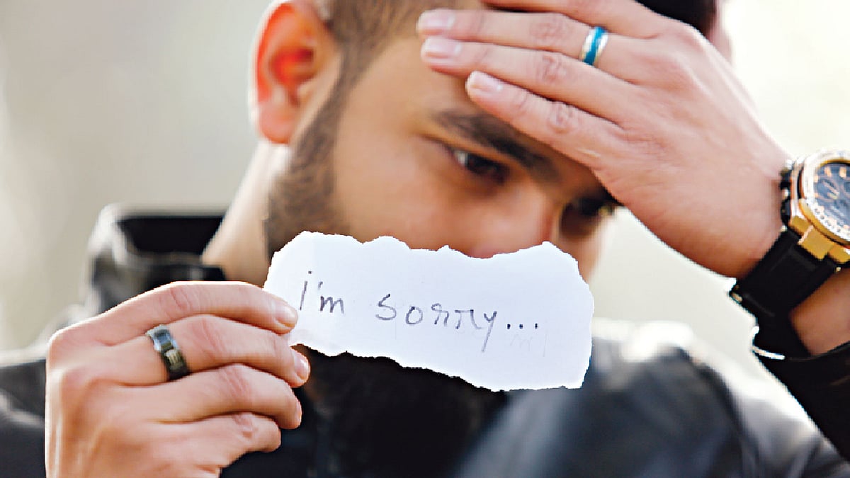 যখনই নিজের ভুল বুঝতে পারবেন তা স্বীকার করে ক্ষমা চাওয়া উচিত। মডেল: ফাহিম, ছবি: সুমন ইউসুফ