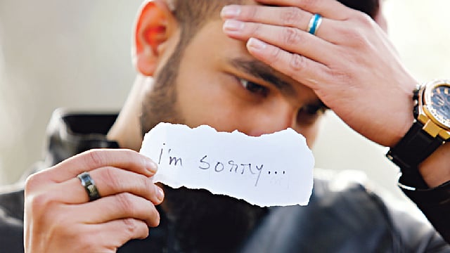 যখনই নিজের ভুল বুঝতে পারবেন তা স্বীকার করে ক্ষমা চাওয়া উচিত। মডেল: ফাহিম, ছবি: সুমন ইউসুফ