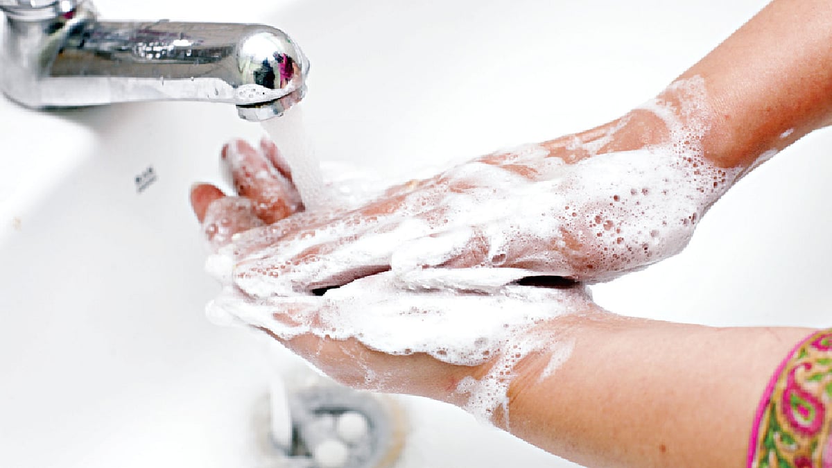 অতিরিক্ত হাত ধোয়ার অভ্যাস ওসিডি নয় তো? ছবি: খালেদ সরকার