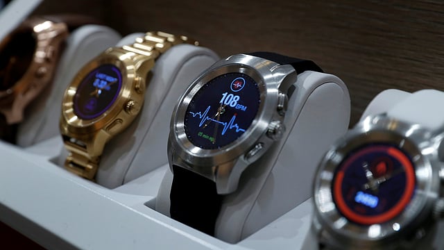 সুইজারল্যান্ডের মাইক্রোনোজ কোম্পানি এনেছে ‘জিটাইম’ নামের হাইব্রিড স্মার্টঘড়ি। লাস ভেগাস, যুক্তরাষ্ট্র, ৯ জানুয়ারি। ছবি: রয়টার্স