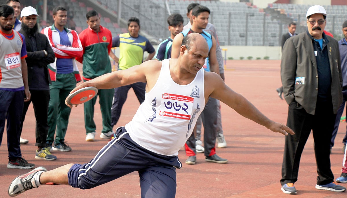 বঙ্গবন্ধু জাতীয় স্টেডিয়ামে শেষ জাতীয় অ্যাথলেটিকসে চাকতি নিক্ষেপের আগমুহূর্তে আজহারুল ইসলাম। ছবি: সংগৃহীত