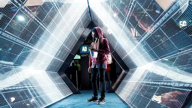 ইন্টেলের ৫জি ওয়াইরলেস ব্রডব্যান্ড প্রযুক্তি দেখছেন এক দর্শনার্থী। লাস ভেগাস, যুক্তরাষ্ট্র, ৯ জানুয়ারি। ছবি: রয়টার্স