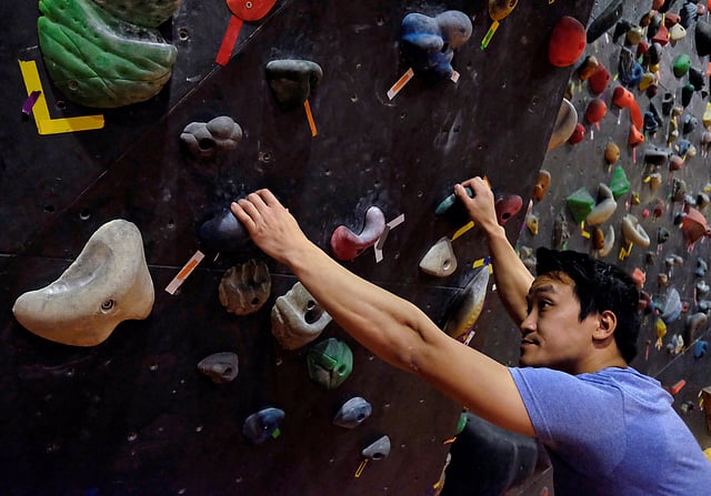 দুই পায়ে হাঁটার শক্তি হারিয়ে ফেললেও হুইলচেয়ার নিয়ে বন্ধুর পথ পেরিয়ে ১ হাজার ৬২৪ ফুট উচ্চতার লায়ন রক জয় করেছেন তিনি।