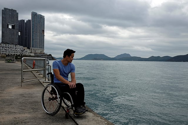 নিজের হুইলচেয়ারকে সঙ্গী করে ঘুরছেন হংকংয়ের পর্বতারোহী লাই চি ওয়াই।