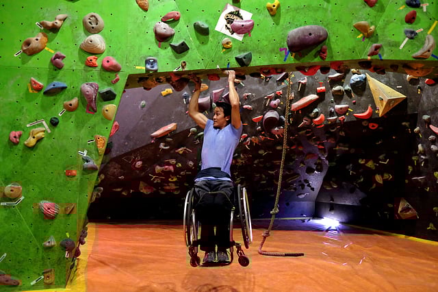 হুইলচেয়ার নিয়ে পাহাড়ে ওঠার প্রশিক্ষণে ব্যস্ত লাই।