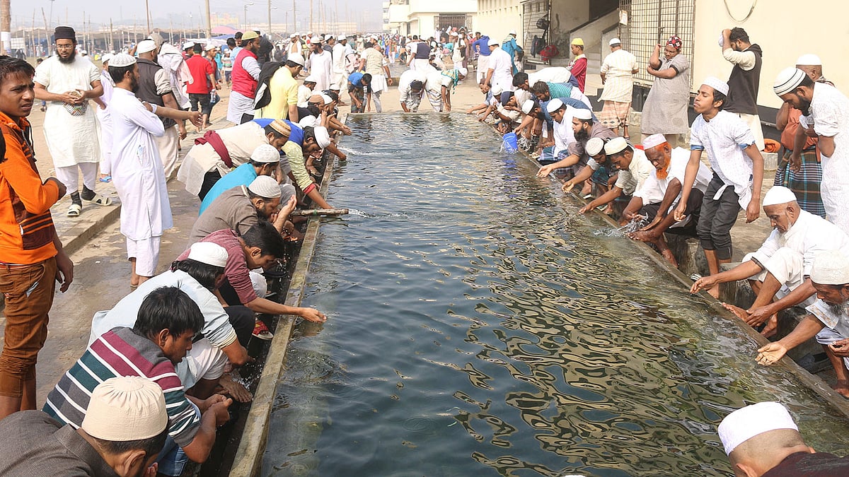 গাজীপুরের টঙ্গীর তুরাগতীরে বিশ্ব ইজতেমার প্রথম পর্বে যোগ দেওয়া মুসল্লিরা। গতকাল বৃহস্পতিবার বিকেলে টঙ্গীর ইজতেমা মাঠে। ছবি: প্রথম আলো