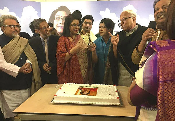 ‘গানে গানে সকাল শুরু’ অনুষ্ঠানে জন্মদিনের কেক কাটেন রেজওয়ানা চৌধুরী বন্যা। ছবি: চ্যানেল আই
