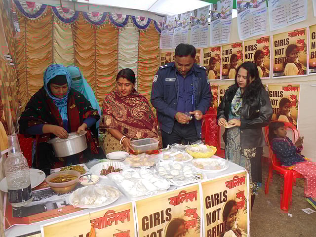 স্টলেই চলছে পিঠা বানানো। ছবি: প্রথম আলো