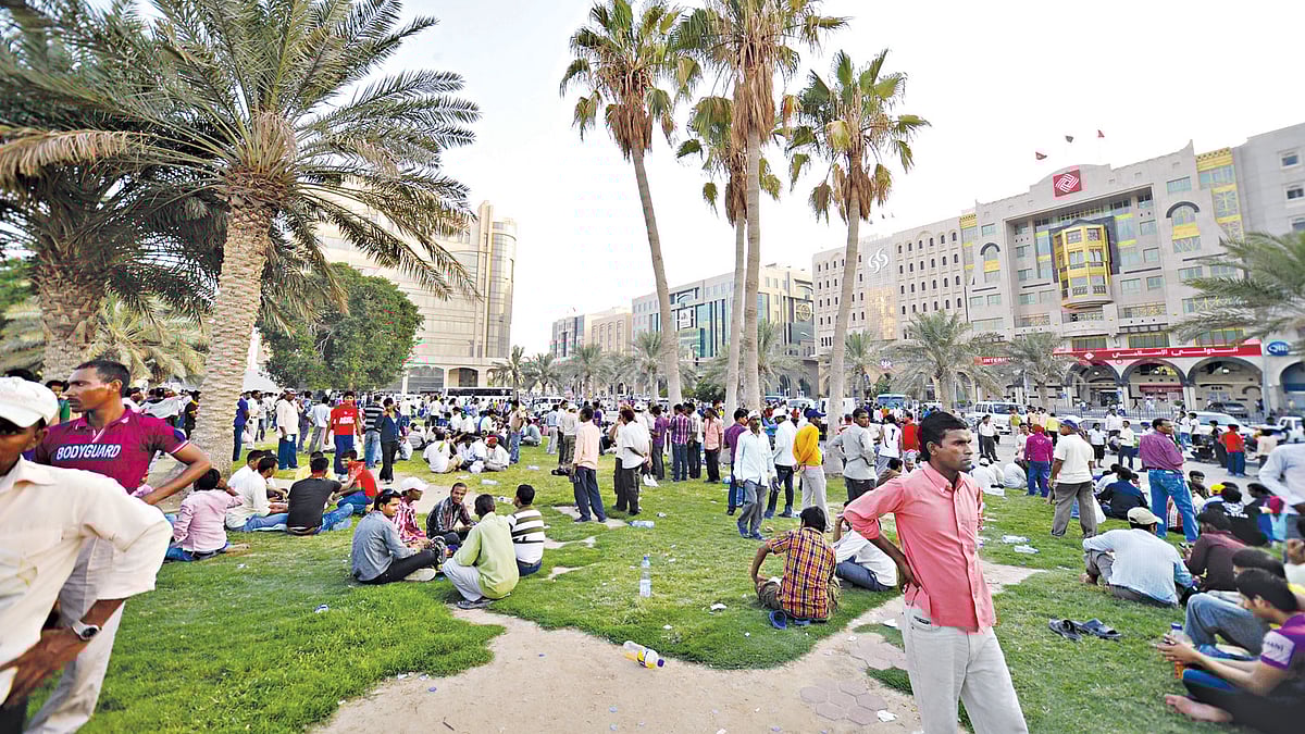 কাজের পর হামাদ স্ট্রিটে প্রবাসীদের আড্ডা l পেনিনসুলা