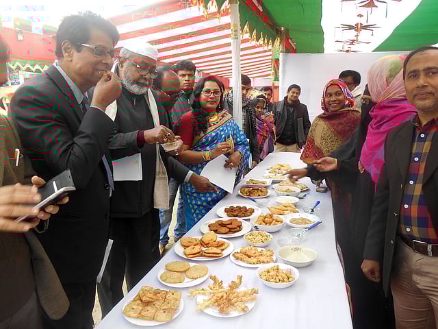 দর্শনার্থীরা বিভিন্ন স্টল ঘুরছেন। ছবি: প্রথম আলো