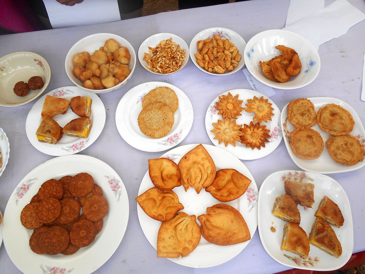 স্টলে সাজানো হরেক রকমের পিঠা ও অন্যান্য খাবার। কালেক্টরেট চত্বর, মাগুরা, ১৪ জানুয়ারি। ছবি: প্রথম আলো