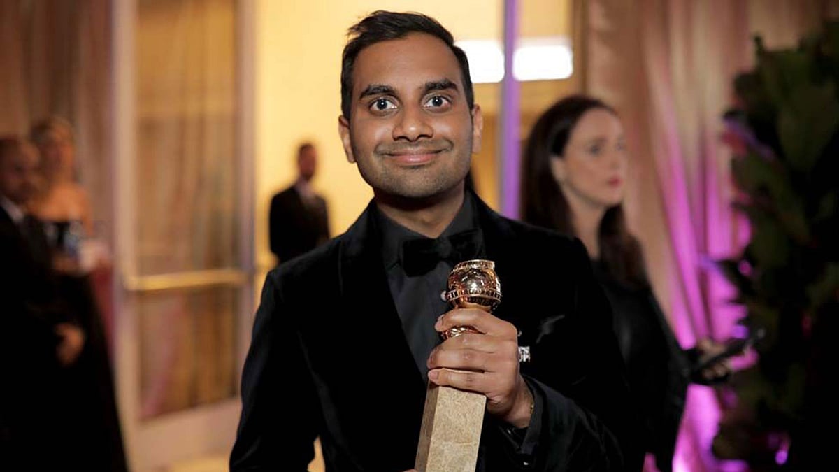 এবার গোল্ডেন গ্লোব আসরে সেরা অভিনেতার পুরস্কার হাতে আজিজ আনসারি। ছবি: এএফপি
