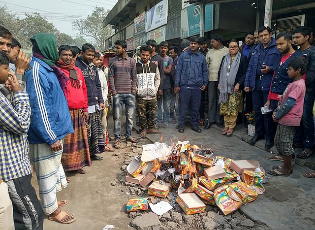 বাড়তি ওজনের প্যাকেটগুলো পুড়িয়ে ফেলা হচ্ছে। ছবিটি কুষ্টিয়া জেলা প্রশাসন থেকে সংগৃহীত।