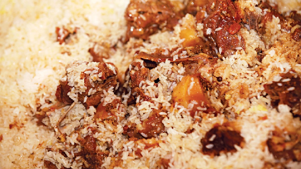 শুধু স্বাদই নয়, বিয়ে বাড়িতে খাবারের মানের দিকেও বিশেষ নজর দিতে হবে। ছবি: নকশা