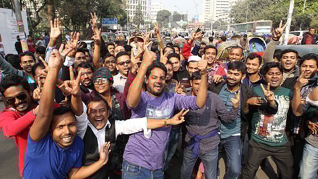 নিয়োগ পরীক্ষা বাতিলের সিদ্ধান্তের পর পরীক্ষার্থীদের উল্লাস। ছবি: সাজিদ হোসেন