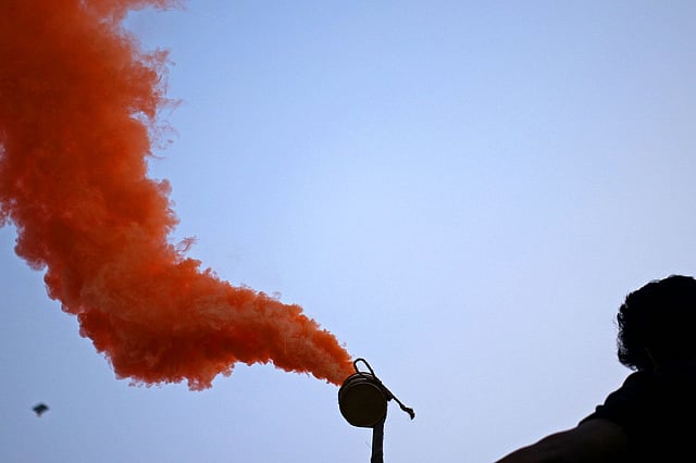 সাকরাইনে রং উড়ানো হয় আকাশে।