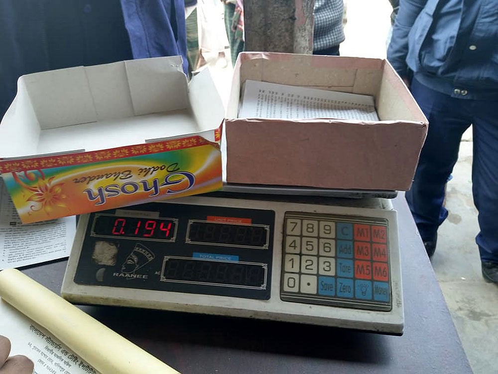 মিষ্টি সরবরাহের জন্য রাখা খালি প্যাকেটের ওজন ১৯৪ গ্রাম। ছবিটি কুষ্টিয়া জেলা প্রশাসন থেকে সংগৃহীত।