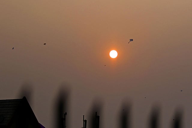 পুরান ঢাকার শাঁখারীবাজার, তাঁতীবাজার, গোয়ালনগর, লক্ষ্মীবাজার, সূত্রাপুর, গেন্ডারিয়া, লালবাগ ও এর আশপাশের এলাকাগুলোতে বিপুল উৎসাহ ও উদ্দীপনার মধ্যে ছোট, বড় সকলেই মেতে উঠে সাকরাইন উৎসবে।