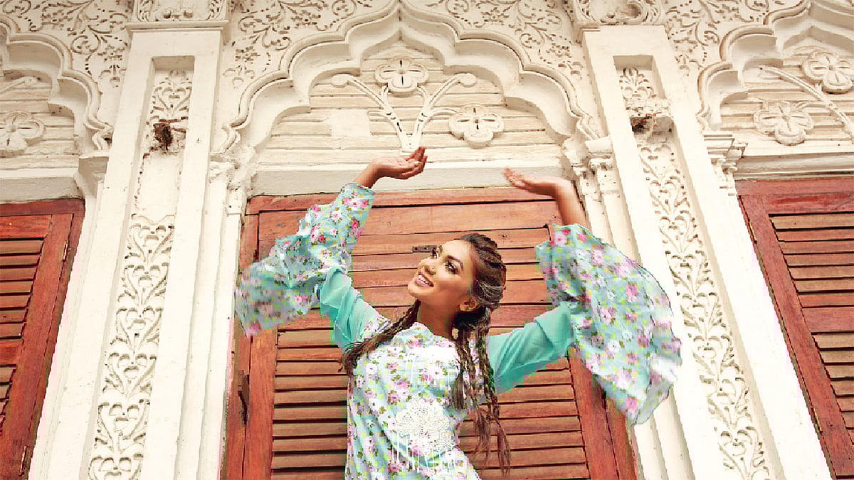 হাতার শেষে ফুলেল নকশায় কুঁচির ব্যবহার সাধারণ পোশাকে এনেছে ভিন্নতা। মডেল: সুণেহরা, পোশাক: পানাশ হাব, সাজ: বিন্দিয়া এক্সক্লুসিভ, ছবি: কবির হোসেন