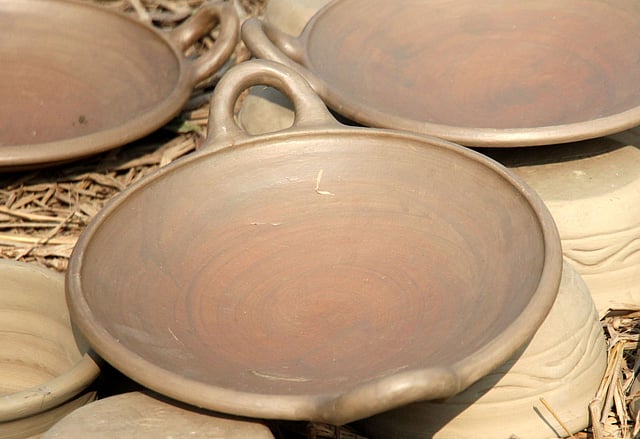 তেলের পিঠা তৈরির মাটির কড়াই।