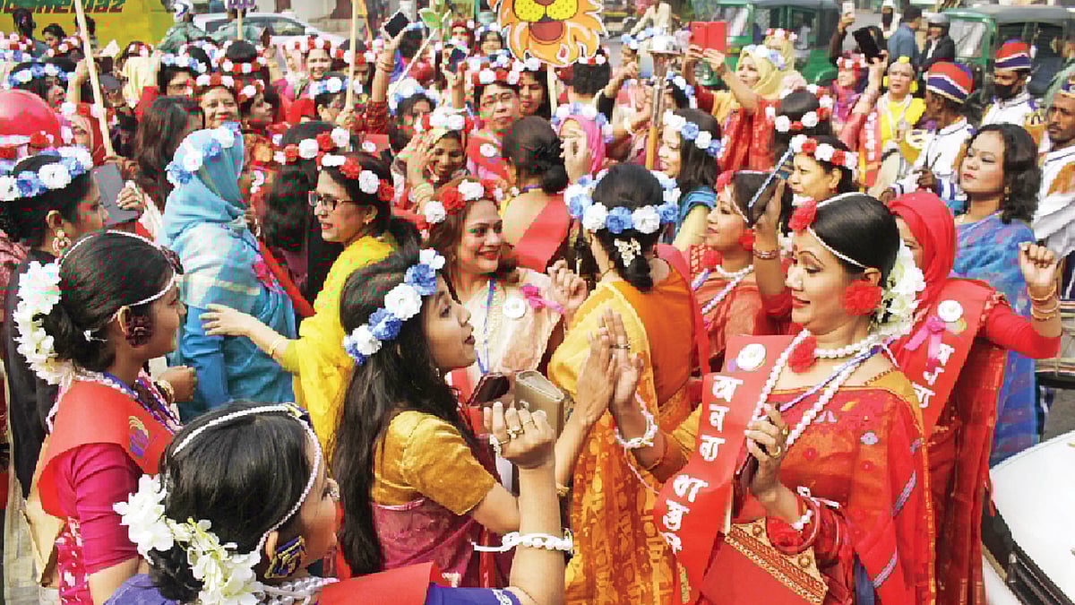 চট্টগ্রামের ঐতিহ্যবাহী বিদ্যালয়ের পুনর্মিলনী উৎসবে প্রাক্তন ছাত্রীরা মেতে উঠেছিলেন আনন্দে, যেন খুঁজে পেয়েছিলেন নিজেদের শৈশব। ডা. খাস্তগীর সরকারি বালিকা উচ্চবিদ্যালয় উৎসব। ছবি: অধুনা