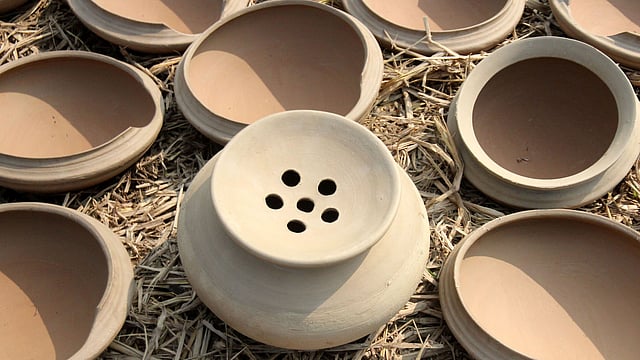 ভাপা পিঠা তৈরির ছাঁচ শুকানো হচ্ছে।