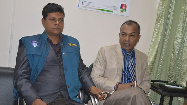 বস্তাভর্তি টাকা নিয়ে উধাও হওয়া ভূমি কর্মকর্তা সেতাফুল ইসলামকে (হাতকড়া পরা) গ্রেপ্তার করেছে দুদকের একটি দল। ১৭ জানুয়ারি ২০১৮, সন্ধ্যা, পিরোজপুর সদর থানা, পিরোজপুর। ছবি: এ কে এম ফয়সাল