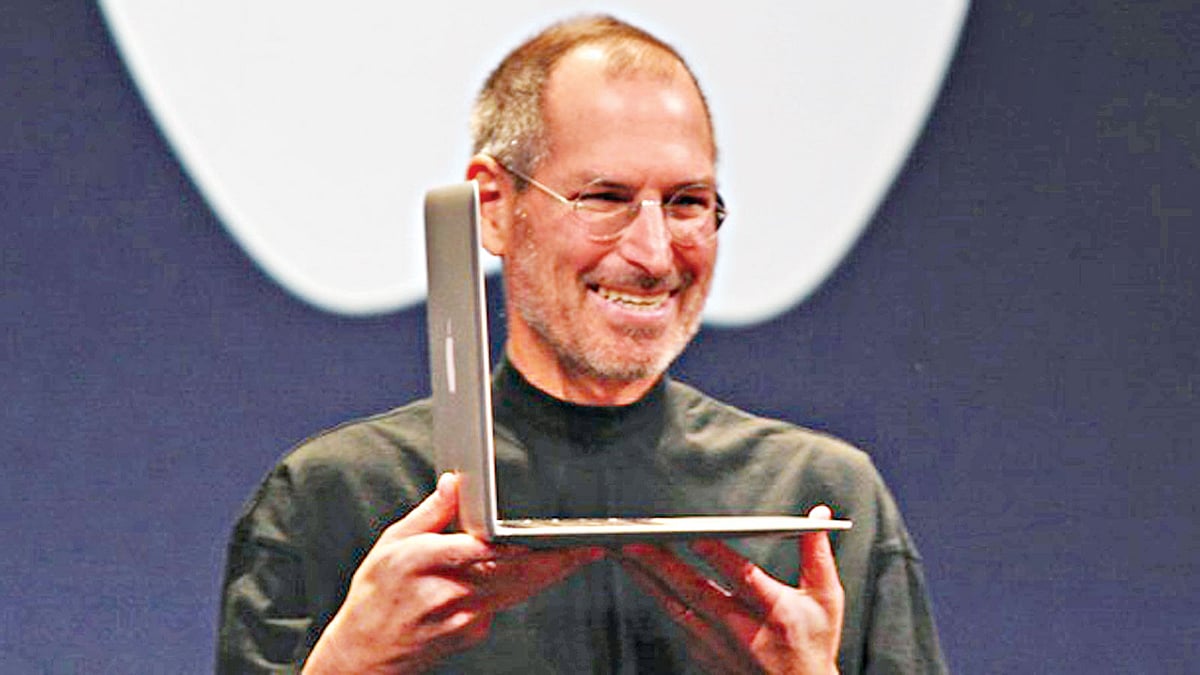 ম্যাকওয়ার্ল্ড সম্মেলন ২০০৮-এ ম্যাকবুক এয়ার দেখান স্টিভ জবস