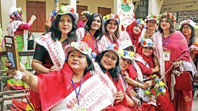 চট্টগ্রামের ঐতিহ্যবাহী বিদ্যালয়ের পুনর্মিলনী উৎসবে প্রাক্তন ছাত্রীরা মেতে উঠেছিলেন আনন্দে, যেন খুঁজে পেয়েছিলেন নিজেদের শৈশব। অপর্ণা চরণ সিটি করপোরেশন বালিকা উচ্চবিদ্যালয়ের উৎসব। ছবি: অধুনা