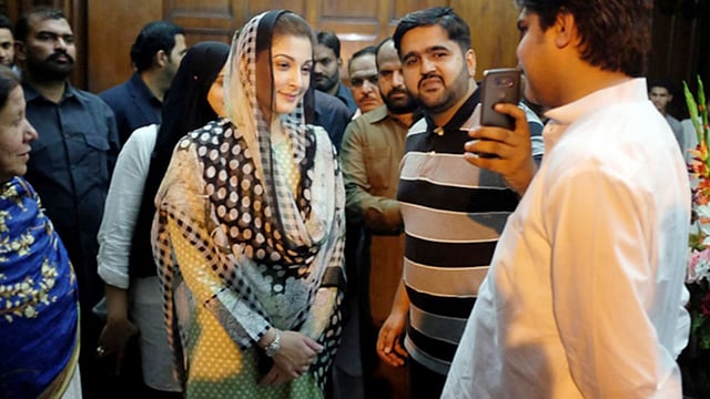 গত বছরের জুলাই মাসে প্রধানমন্ত্রীর পদ থেকে নওয়াজ শরিফের বহিষ্কারের পরই রাজনীতিতে বেশি সক্রিয় হয়ে ওঠেন মরিয়ম। ছবি: রয়টার্স