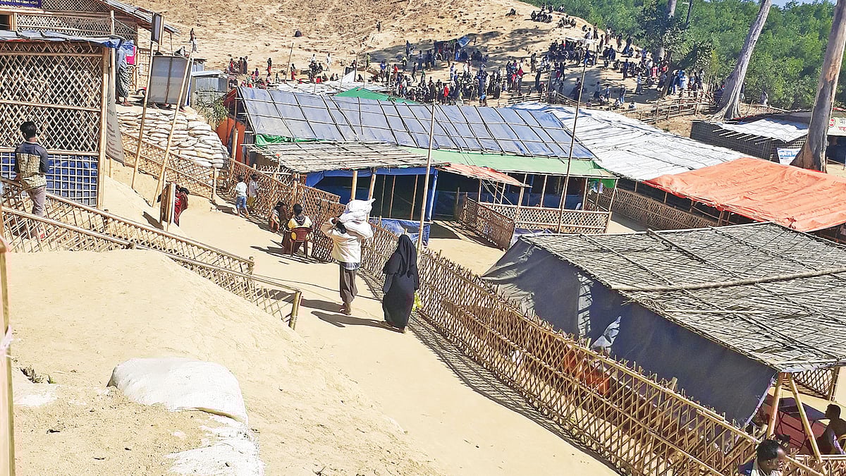 গাছ কেটে ন্যাড়া করে ফেলা হয়েছে পাহাড়। সম্প্রতি উখিয়ার বালুখালী রোহিঙ্গা শিবিরে l ছবি: প্রথম আলো