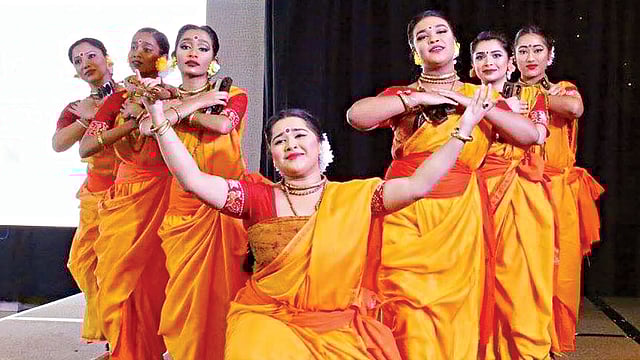 যুগপূর্তির অনুষ্ঠানে বাংলাদেশি শিল্পীদের নৃত্য পরিবেশন
