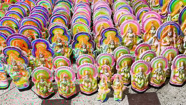 বিক্রির জন্য সাজিয়ে রাখা হয়েছে সরস্বতী প্রতিমা। হাটখোলা হরি মন্দির, বরিশাল, ২১ জানুয়ারি। ছবি: সাইয়ান