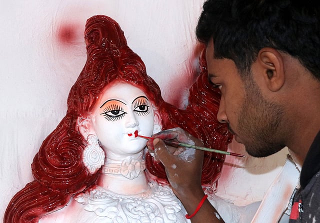 প্রতিমায় তুলির শেষ আঁচড়। নববৃন্দাবন হরিবাসর মন্দির, উত্তর চেলোপাড়া, বগুড়া, ২১ জানুয়ারি। ছবি: সোয়েল রানা